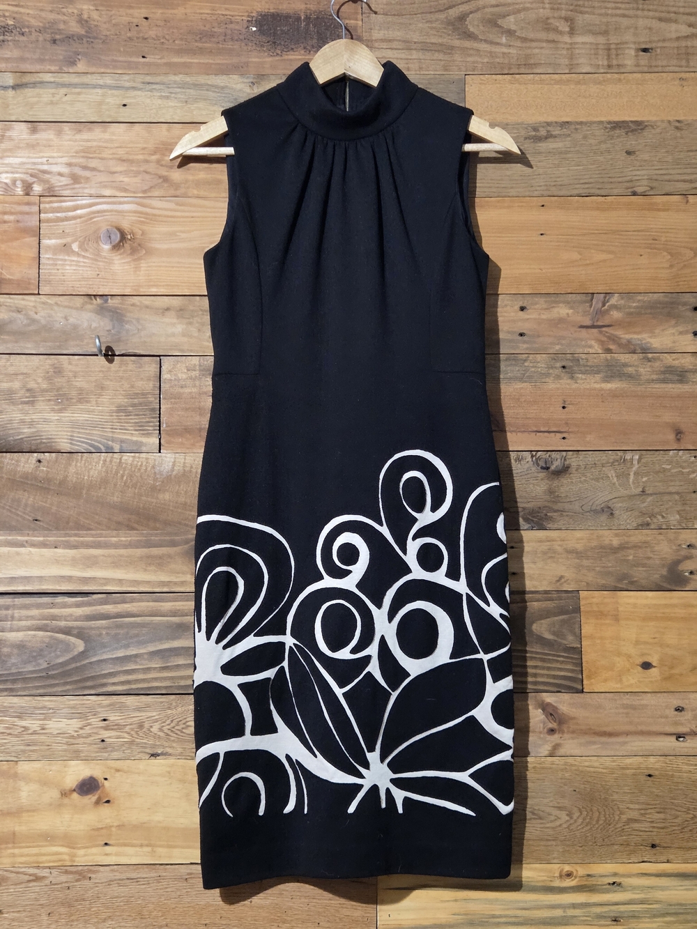 Kay Unger Black Champagne Appliqué Mock Neck Sheath Cocktail Dress Size 4 Career
